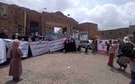 وقفة احتجاجية للمطالبه باطلاق المحتجزين في سجون اللواء الرابع جبلي...