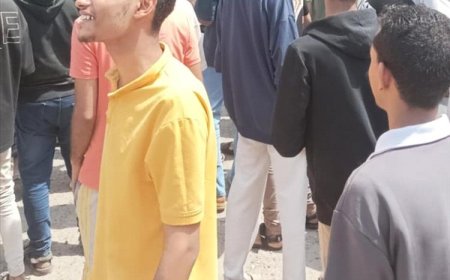 طلاب واولياء امور الطلاب ينفذون وقفة احتجاجية في العاصمة عدن رفضا لاستمرار اضراب المعلمين ...