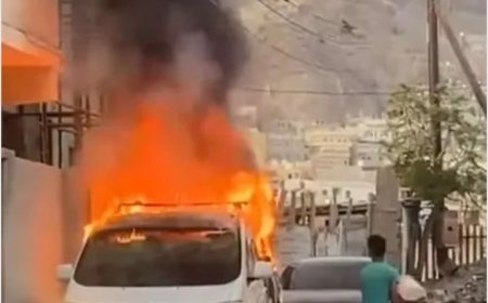 تماس كهربائي في منظومة كهرباء الباص يتسبب بحريق هائل يلتهم الباص في العاصمة عدن ..