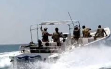 خفر السواحل في حضرموت ينقذون عددا من قوارب الصيادين التي جرفتها السيول .. ..