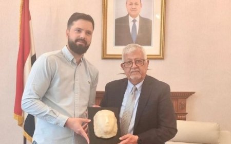 سفير اليمن في بريطانيا  يتسلم قطعة أثرية قتبانية يعود تاريخها إلى 100 سنة قبل الميلاد...