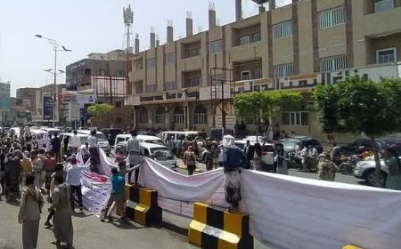 وقفة احتحاجية -في تعز ـتطالب بإزالة استحداث محطة غازية في حي سكني مكتض بالسكان...