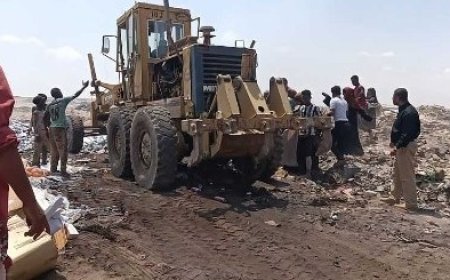 وزارة الصناعة والتجارة في العاصمة عدن تتلف كميّات من المواد الغذائية المنتهية الصلاحية..