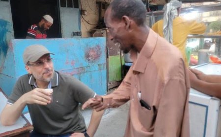 صورة وحدث..رئيس مجلس الوزراء يتناول الشاهي داخل بوفية في المعلا عدن