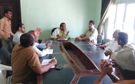 اجتماع تنسيقي بين الصحة والنظافة في الحديدة لمكافحة مخاطر البيئة والكلاب الضالة...