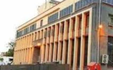 مركزي العاصمة عدن يعلن يعلن عن مزاد جديد لبيع 30 مليون دولار ..