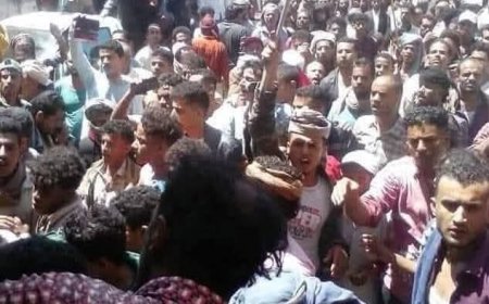 إضراب ومسيرة شعبية لتجار التربة يطالبون  برحيل مدير المديرية..