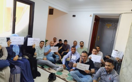 الطلاب اليمنيون في مصر ينفذون اعتصام مفتوح داخل السفارة حتى صرف كامل المستحقات