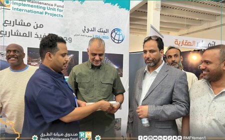 برفقة باهرمز..رئيس صندوق صيانة الطرق يزور معرض عدن الثاني للاعمار والبناء