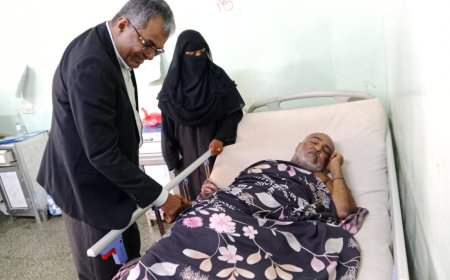 مدير شرطة السير بعدن يزور الملازم أمين محمد في المستشفى ويوجه بتغطية نفقات علاجه
