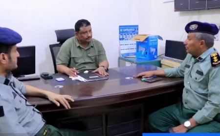 مدير عام شرطة الحديدة يتفقد العمل في مصلحة الجوازات في المخاء...