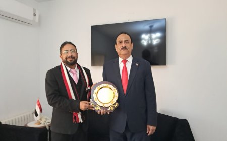 درع السفارة اليمنية بتونس لمجيب الرحمن الوصابي تقديرا وتكريما