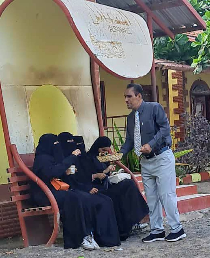 في لفتة طيبة.. عميد كلية اللغات عدن يرحب بطلابه بتوزيع شوكولاتة العيد
