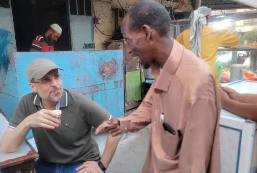 صورة وحدث..رئيس مجلس الوزراء يتناول الشاهي داخل بوفية في المعلا عدن 