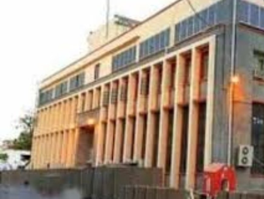 مركزي العاصمة عدن يعلن يعلن عن مزاد جديد لبيع 30 مليون دولار ..