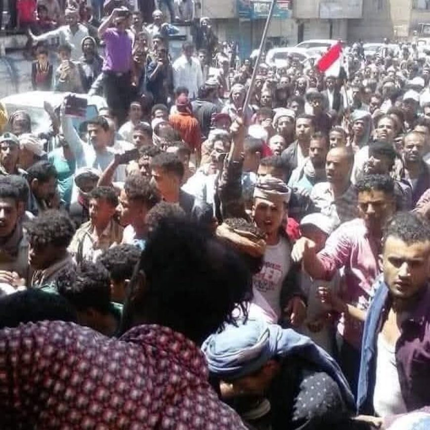 إضراب ومسيرة شعبية لتجار التربة يطالبون برحيل مدير المديرية..