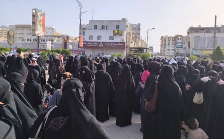 عاجل: وقفة احتجاجية لنساء عدن (صور)