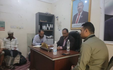 مدير عام قعطبة يناقش مع فريق منظمة كير سُبل تعزيز المجال الصحي في المديرية