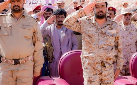 قائد اللواء الرابع مشاة يحضر العرض العسكري الختامي للدورة الحتمية للواء السادس صاعقة بشبوة