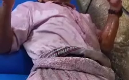 في مشهد مؤلم يهز الضمير.. الاعتداء بالزيت الحار على بائع الزلابيا في إب يثير موجة غضب واسعة