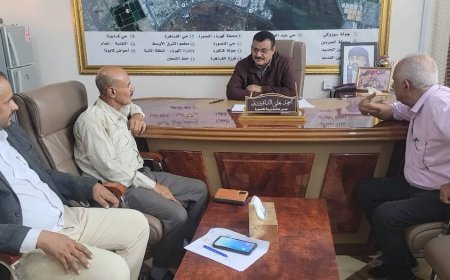 خلال لقائه بمدير عام مكتب السياحة بعدن.. مدير المنصورة يناقش سير النشاط السياحي بالمديرية..