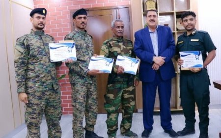 مدير شرطة العاصمة عدن  يكرم مدير شرطة الممدارة وعدد من افراده..