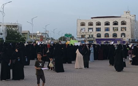 "ثورة النسوان" تعود إلى شوارع عدن رفضاً لانهيار الخدمات
