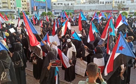 الوقفة النسوية في العاصمة عدن توجه 4 مطالب للمبعوث الأممي