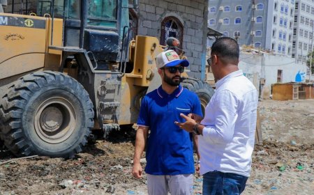 بن جرادي يطلع على أعمال حملة نظافة ساحل صيرة ويشيد بجهود المشاركين