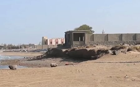 تحذيرات من كارثة بيئية في الخوخة.. شواطئ ساحلية تتعرض للسطو والتشويه العمراني