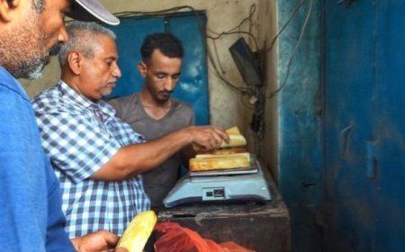 مكتب الصناعة في العاصمة عدن يضبط مخالفين في أسعار وأوزان الروتي..