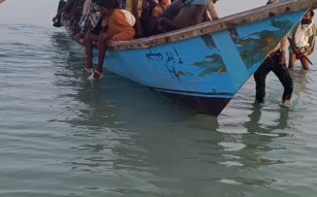 قوات اللواء السابع عشر عمالقة تضبط هوري تهريب افارقه على سواحل باب المندب يقل42راكب