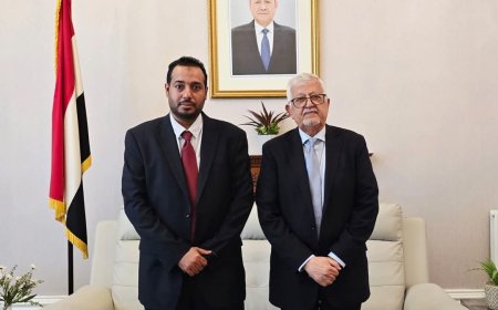 أثناء استقباله وزير التربية والتعليم بسفارتنا في لندن.. الدكتور ياسين سعيد نعمان يشيد بزيارة الوزير بالقول سيخرج جيل جديد من رحم الكارثة