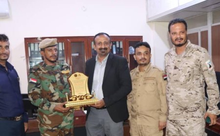 تقديرا لجهوده في خدمة اسر الشهداء والجرحى..قائد اللواء دعم أمني يكرم الوكيل النوبة
