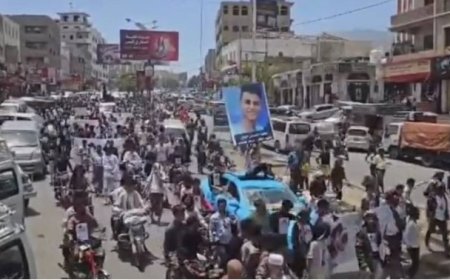 محتجون في تعز ينتفضون مطالبين بسرعة القبض على قاتل مرسال عيدروس ..