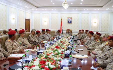 وزير الدفاع الداعري يترأس اجتماعاً موسعاً لقيادة وزارة الدفاع ورؤساء الهيئات ومدراء الدوائر في العاصمة عدن ...