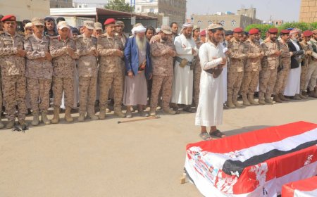 عاجل:بحضور رسمي..تشييع مهيب لقيادات بارزة موالي للشرعية في مأرب