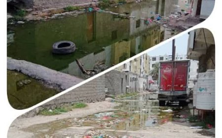 طفح المجاري يحاصر حي الوحدة السكنية بالمنصورة في عدن(صورة)