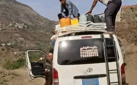 من قلب الريف إلى المدينة.. مشهد الماء يلخص معاناة محافظة تعز(صورة)