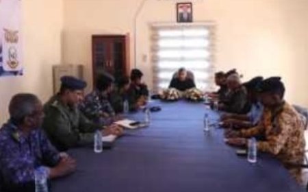 مدير شرطة حضرموت الساحل يعقد اجتماعًا لضمان أمن العيد..