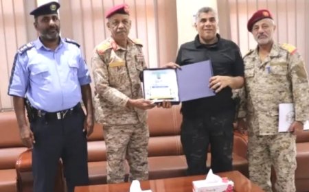 العميد المنهالي يكرم قائد المنطقة العسكرية الثانية لدعمه في إنجاح فعاليات أسبوع المرور العربي بساحل حضرموت 