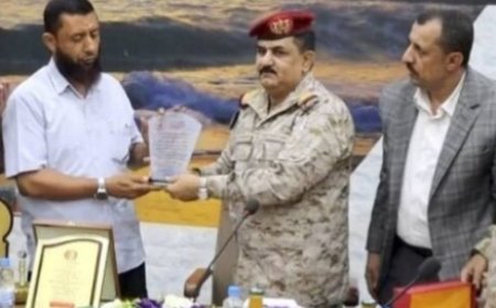 وزير الدفاع يشهد مراسم الاستلام والتسليم بفرع المؤسسة الاقتصادية بعدن