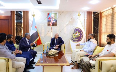 بحضور الدكتور سنكر..الكثيري يناقش مع عدد من أعضاء جمعية الصرّافين في العاصمة عدن سُبل وقف انهيار العملة