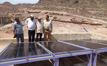 تسليم منظومة طاقة شمسية للمركز الصحي حليف في مديرية قعطبة
