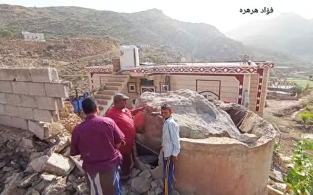 كارثة كادت تتحول إلى مأساة.. صخرة ضخمة تسقط فوق سد وسور منزل في الحصور بالضالع