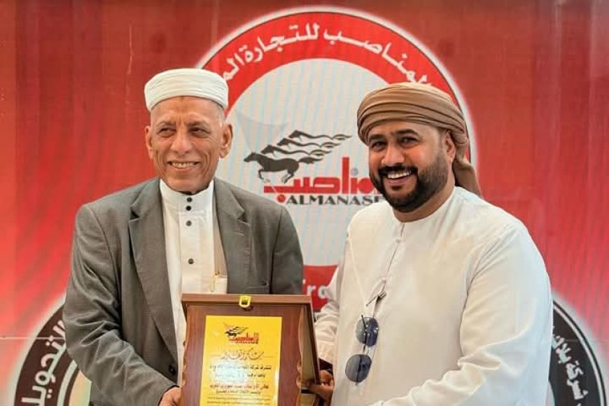رئيس شركة المناصب للتجارة المحدودة يكرم وزير الأشغال بعدن