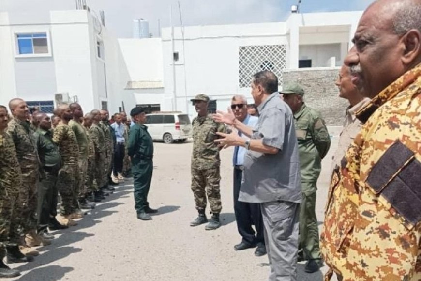 مدير شرطة العاصمة عدن يشدد على ضرورة الاستيعاب الكامل لكافة العلوم الشرطوية والق...