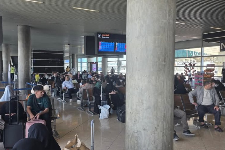 عاجل:شاهد صورة أولية.. تكدس للمسافرين في صالة الإنتظار بالمطار 