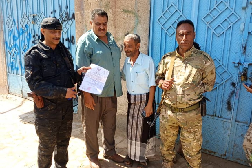السلطة المحلية بالمديرية يغلقون محلات تجارية لعدم دفعها الضريبة