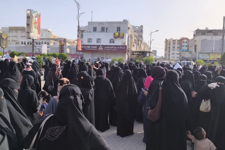 عاجل: وقفة احتجاجية لنساء عدن (صور)
